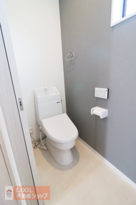 トイレ 【トイレ】現地完成写真。温水洗浄暖房便座付き。２階にもトイレがございます。