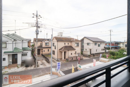 ���̑� �y��������̒��]�z���n�����ʐ^�B�o���R�j�[����̌i�F�B�\���ȊԊu���m�ۂ���Ă���܂��B