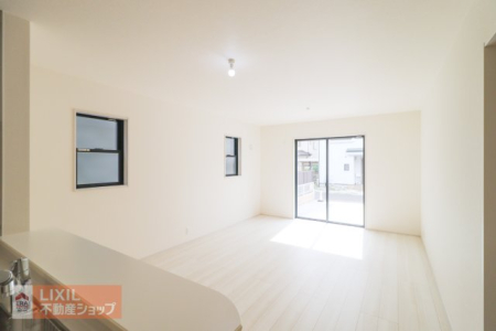 ���r���O �y���r���O�z���n�����ʐ^�B���邢�������̓��郊�r���O�͉Ƒ��c���̏ꏊ�ɂ͍œK�ł��B