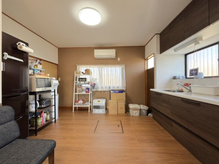 �L�b�`�� �_�C�j���O�e�[�u�����]�T�Œu����L���L�b�`���ł���