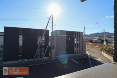 ���̑� �y��������̒��]�z���n�����ʐ^�B�o���R�j�[����̌i�F�B�\���ȊԊu���m�ۂ���Ă���܂��B