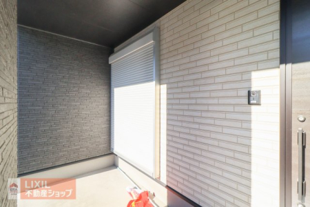  �y�h�Ɛݔ��z���n�����ʐ^�B�P�K���r���O�ɂ͉J���̋������ɂ��𗧂h�ƃV���b�^�[�����Ă��܂��B