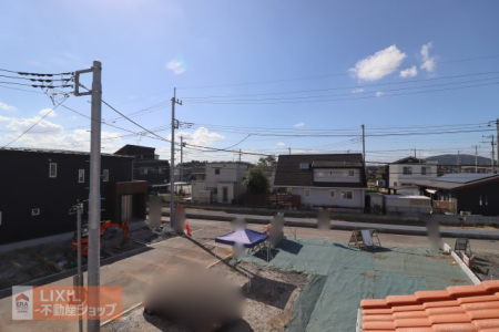 ���̑� �y��������̒��]�z���n�����ʐ^�B�o���R�j�[����̌i�F�B�\���ȊԊu���m�ۂ���Ă���܂��B