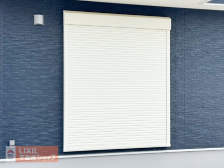  �y�h�Ɛݔ��z���n�����ʐ^�B�P�K���r���O�ɂ͉J���̋������ɂ��𗧂h�ƃV���b�^�[�����Ă��܂��B