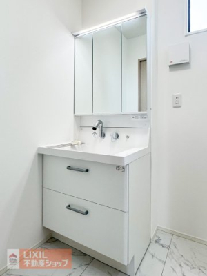 ���ʑ�E���ʏ� �y�������ʉ��ϑ�z���̗��Ɏ��u���V�≻�ϐ��A�������ȂǏ������B���Ď��[�ł��A���������o�������Y��ȋ�ԂɕۂĂ܂��B�܂��A���E�̋��𓮂������Ƃŉ���������̎p���`�F�b�N�ł���̂��������|�C���g�ł��ˁB