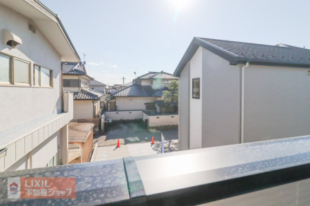 ���̑� �y��������̒��]�z���n�����ʐ^�B�o���R�j�[����̌i�F�B�\���ȊԊu���m�ۂ���Ă���܂��B