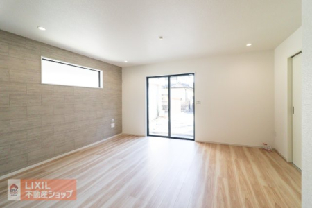 ���r���O �y���r���O�z���n�����ʐ^�B���邢�������̓��郊�r���O�͉Ƒ��c���̏ꏊ�ɂ͍œK�ł��B