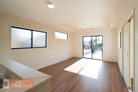 ���r���O �y���r���O�z���n�����ʐ^�B���邢�������̓��郊�r���O�͉Ƒ��c���̏ꏊ�ɂ͍œK�ł��B