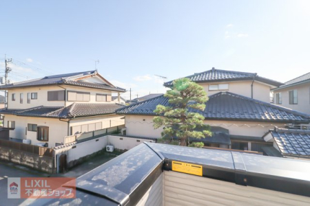 ���̑� �y��������̒��]�z���n�����ʐ^�B�o���R�j�[����̌i�F�B�\���ȊԊu���m�ۂ���Ă���܂��B