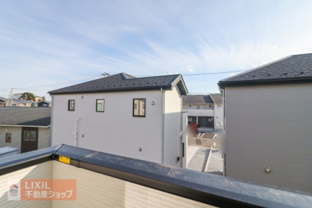 ���̑� �y��������̒��]�z���n�����ʐ^�B�o���R�j�[����̌i�F�B�\���ȊԊu���m�ۂ���Ă���܂��B