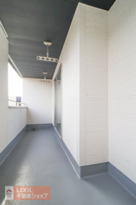 �o���R�j�[ �y�o���R�j�[�z���s��������O�ǂň͂܂�Ă��邽�߁A�V��╗�̉e�����󂯂ɂ����̂��C���i�[�o���R�j�[�̃����b�g�B�Ă̋}�ȗ[���ł���؂Ȑ��󕨂�����Ă���܂��B