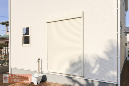  �y�h�Ɛݔ��z���n�����ʐ^�B�P�K���r���O�ɂ͉J���̋������ɂ��𗧂h�ƃV���b�^�[�����Ă��܂��B