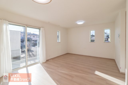 ���r���O �y���r���O�z���n�����ʐ^�B���邢�������̓��郊�r���O�͉Ƒ��c���̏ꏊ�ɂ͍œK�ł��B