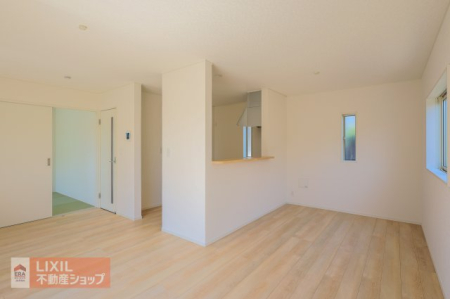 ���r���O �y���r���O�z���n�����ʐ^�B���邢�������̓��郊�r���O�͉Ƒ��c���̏ꏊ�ɂ͍œK�ł��B