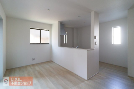  �傫�ȑ�����˂����ނ��������ȗz���ƃi�`�������Ȗؖڂ̏���N���X�����炩�ȕ��͋C�̃_�C�j���O���[���ł��B�g��炵�h��z�����Ă݂Ă��������B