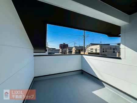 �o���R�j�[ ���s��������O�ǂň͂܂�Ă��邽�߁A�V��╗�̉e�����󂯂ɂ����̂��C���i�[�o���R�j�[�̃����b�g�B�Ă̋}�ȗ[���ł���؂Ȑ��󕨂�����Ă���܂��B 