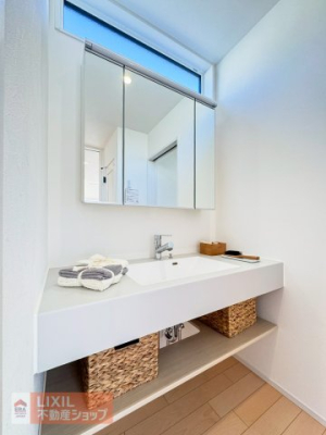 ���ʑ�E���ʏ� ���̗��Ɏ��u���V�≻�ϐ��A�������ȂǏ������B���Ď��[�ł��A���������o�������Y��ȋ�ԂɕۂĂ܂��B�܂��A���E�̋��𓮂������Ƃŉ���������̎p���`�F�b�N�ł���̂��������|�C���g�ł��ˁB