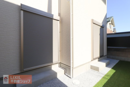  �y�h�Ɛݔ��z���n�����ʐ^�B�P�K���r���O�ɂ͉J���̋������ɂ��𗧂h�ƃV���b�^�[�����Ă��܂��B