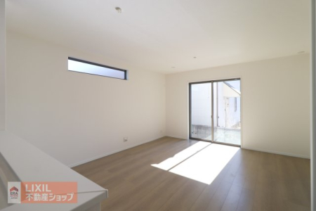 ���r���O �y���r���O�z�x���̌ߌ�A�\�t�@�ɂ������Ɛg�𒾂߂�B�p�[�g�i�[��q�ǂ������̐��𕷂��Ȃ���A�������߂����������ɂ҂�����ȁA�L����ԂƗD���ȐF�����̃��r���O�B