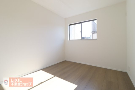 ���̑����� �y�m���z�Ƒ���l�ЂƂ�̑�؂ȃv���C�x�[�g��ԁB��ɍ��킹�Ďg���Ē�����悤�V���v���Ɏd�グ�Ă���܂��B��炵�S�n��傫�����E������[���A�K�ޓK���ɔz�u���g��������l�����܂����B 