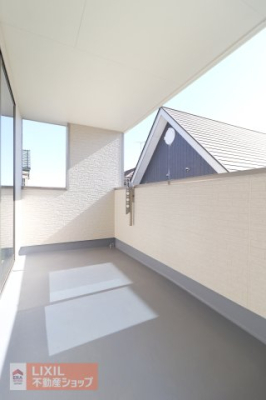 �o���R�j�[ �y�o���R�j�[�z���s��������O�ǂň͂܂�Ă��邽�߁A�V��╗�̉e�����󂯂ɂ����̂��C���i�[�o���R�j�[�̃����b�g�B�Ă̋}�ȗ[���ł���؂Ȑ��󕨂�����Ă���܂��B 