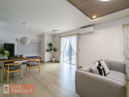  �y���r���O�_�C�j���O�z���n�����ʐ^�B�Ƒ��ŉ߂����邭�났�̋�ԁB