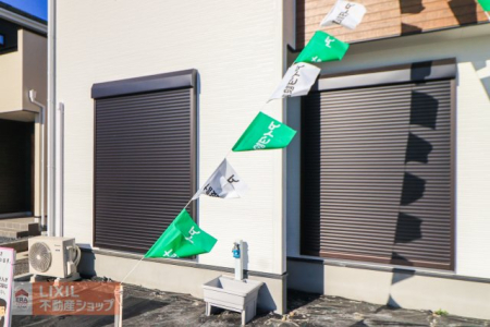  �y�h�Ɛݔ��z���n�����ʐ^�B�P�K���r���O�ɂ͉J���̋������ɂ��𗧂h�ƃV���b�^�[�����Ă��܂��B