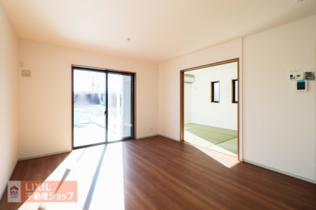 ���r���O �y���r���O�z�x���̌ߌ�A�\�t�@�ɂ������Ɛg�𒾂߂�B�p�[�g�i�[��q�ǂ������̐��𕷂��Ȃ���A�������߂����������ɂ҂�����ȁA�L����ԂƗD���ȐF�����̃��r���O�ł��B