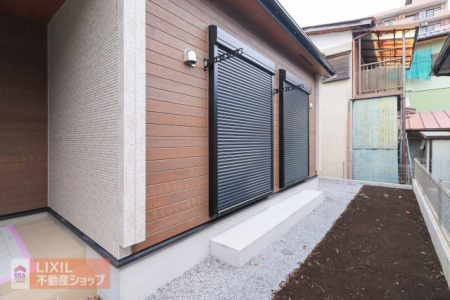  �y�h�Ɛݔ��z���n�����ʐ^�B�P�K���r���O�ɂ͉J���̋������ɂ��𗧂h�ƃV���b�^�[�����Ă��܂��B