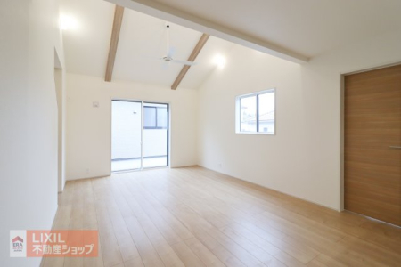 ���r���O �y���r���O�z���n�����ʐ^�B���邢�������̓��郊�r���O�͉Ƒ��c���̏ꏊ�ɂ͍œK�ł��B