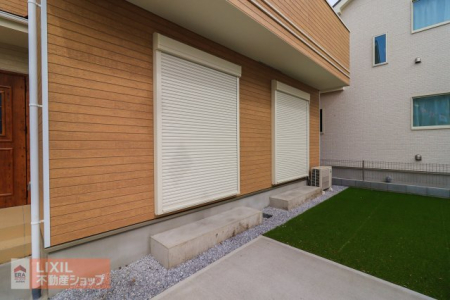  �y�h�Ɛݔ��z���n�����ʐ^�B�P�K���r���O�ɂ͉J���̋������ɂ��𗧂h�ƃV���b�^�[�����Ă��܂��B