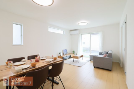 ���r���O �y���r���O�z���n�����ʐ^�B���邢�������̓��郊�r���O�͉Ƒ��c���̏ꏊ�ɂ͍œK�ł��B