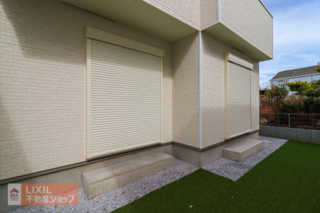  �y�h�Ɛݔ��z���n�����ʐ^�B�P�K���r���O�ɂ͉J���̋������ɂ��𗧂h�ƃV���b�^�[�����Ă��܂��B