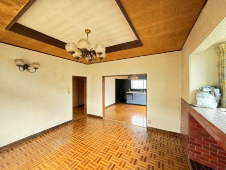 ���r���O ��؂ȉƑ��Ɖ߂����ꏊ������A�K������ލL������������m�ہB�܂�グ�V�䂪���s���̂����Ԃ����o�B