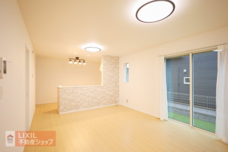  �x���̌ߌ�A�\�t�@�ɂ������Ɛg�𒾂߂�B�p�[�g�i�[��q�ǂ������̐��𕷂��Ȃ���A�������߂����������ɂ҂�����ȁA�L����ԂƗD���ȐF�����̃��r���O�B 