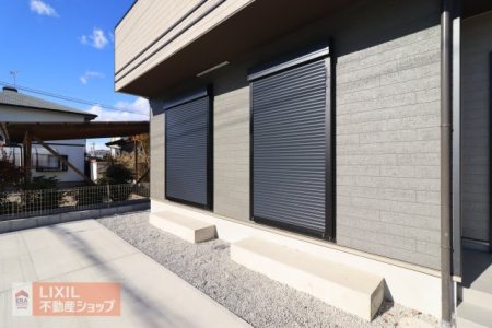  �y�h�Ɛݔ��z���n�����ʐ^�B�P�K���r���O�ɂ͉J���̋������ɂ��𗧂h�ƃV���b�^�[�����Ă��܂��B