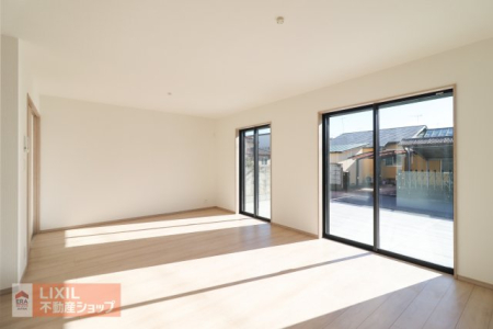 ���r���O �y���r���O�z���n�����ʐ^�B���邢�������̓��郊�r���O�͉Ƒ��c���̏ꏊ�ɂ͍œK�ł��B