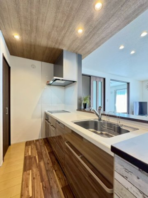 �L�b�`�� ���|�������N���N�ȃV�X�e���L�b�`���B�򐅋@�\�A�H�������p�\�B�Ƒ��̉�b���e�ރJ�E���^�[�L�b�`���͏����Ȃ��q�l�����Ă����S���Ē������o���܂��I