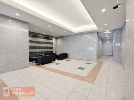 �G���g�����X �����V��ƍL�X�Ƃ����z�[�����A�A����u�ԂɐS���J�����Ă���܂��B�܂�ō����z�e���̃��r�[���v�킹���ґ�ȑ���́A�P�Ȃ�ʘH�ł͂Ȃ��A��炵�̎�����i���߂邽�߂̑��u�B