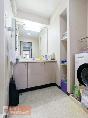 ���ʑ�E���ʏ� ���ʁA�����A�g�C�������ꂼ��Ɨ����Ă���A�Ƒ��������Ɏg�p���Ă��X�g���X�̂Ȃ����C�A�E�g�B