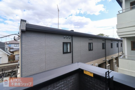 ���̑� �y��������̒��]�z���n�����ʐ^�B�o���R�j�[����̌i�F�B�\���ȊԊu���m�ۂ���Ă���܂��B