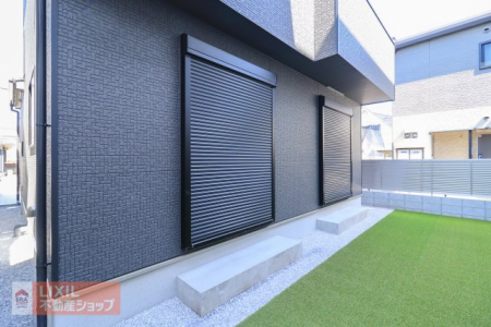  �y�h�Ɛݔ��z���n�����ʐ^�B�P�K���r���O�ɂ͉J���̋������ɂ��𗧂h�ƃV���b�^�[�����Ă��܂��B