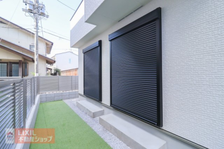  �y�h�Ɛݔ��z���n�����ʐ^�B�P�K���r���O�ɂ͉J���̋������ɂ��𗧂h�ƃV���b�^�[�����Ă��܂��B