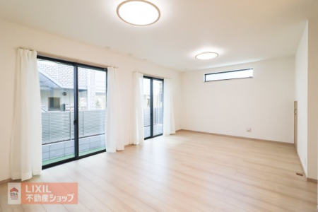 ���r���O �y���r���O�z���n�����ʐ^�B���邢�������̓��郊�r���O�͉Ƒ��c���̏ꏊ�ɂ͍œK�ł��B