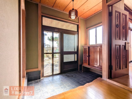 ���� �����a�̕��͋C����������G���g�����X�ł��B ���֔��ɖԌ˂��t���Ă��邽�߁A����ʂ��A�������V���b�g�A�E�g�ł��܂��I