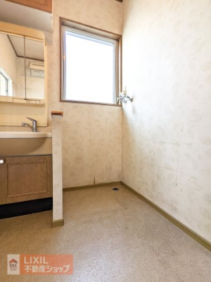  ���󕨂���ꂽ��o�����肷��ۂ̍�ƃX�y�[�X�ɂ��z�����ꂽ�A ��Ƃ�̂��郉���h���[�X�y�[�X�ł���