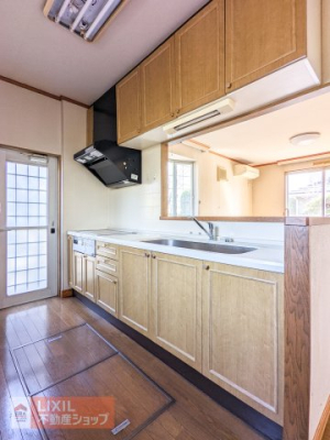 �L�b�`�� ��ƃX�y�[�X����������m�ۂ��ꂽ�g������̗ǂ��L�b�`���ł��� �����������A�S�~�o�����ɕ֗��ł���