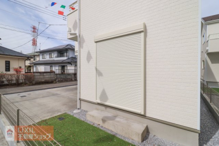  �y�h�Ɛݔ��z���n�����ʐ^�B�P�K���r���O�ɂ͉J���̋������ɂ��𗧂h�ƃV���b�^�[�����Ă��܂��B