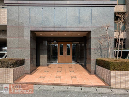 �G���g�����X ���������̂���O���[�ƃu���E���̐Β���Ŏd�グ��ꂽ�d���ȘȂ܂��̃G���g�����X�ł��B�����̋A����ւ炵�����������Ă����@��̕��i�ł��B