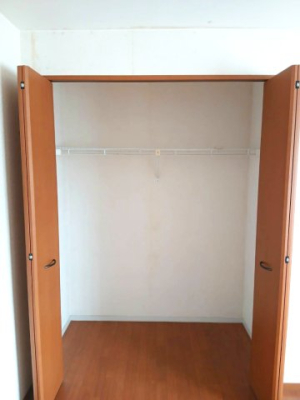 ���[ �y���[�^���n�����ʐ^�z���s�̂���N���[�[�b�g�������ɂ��Ă��܂��B���[���b�N�Ȃǂ�u���̂������ł��B